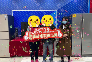 業(yè)主說(shuō)在后期的顏色搭配中，還需要我們多多思考和配合，顏色的整體考慮以及在裝修中的細(xì)節(jié)考慮！那我們杰美裝飾想在這里說(shuō)對(duì)于后期中每一個(gè)小問(wèn)題，我們都將匯報(bào)給業(yè)主的。我們現(xiàn)在看到整體的效果，非常喜歡，我和我先生喜歡這樣的簡(jiǎn)約要素，非常好，線條的美...