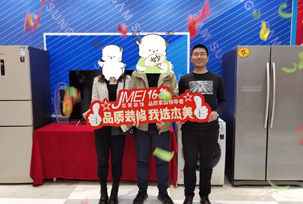 業(yè)主的時(shí)間不是很多，主要是交給了設(shè)計(jì)師，到現(xiàn)在為止看到的效果還是非常不錯(cuò)的，其他的都沒(méi)有問(wèn)題！業(yè)主說(shuō)當(dāng)時(shí)是在網(wǎng)上看到的我們杰美裝飾的，總共查看了幾家裝修，在他們小區(qū)，杰美裝飾也做了好幾套，業(yè)主就打了電話，最后就選擇了杰美裝飾。而且杰美裝飾對(duì)于風(fēng)格類...